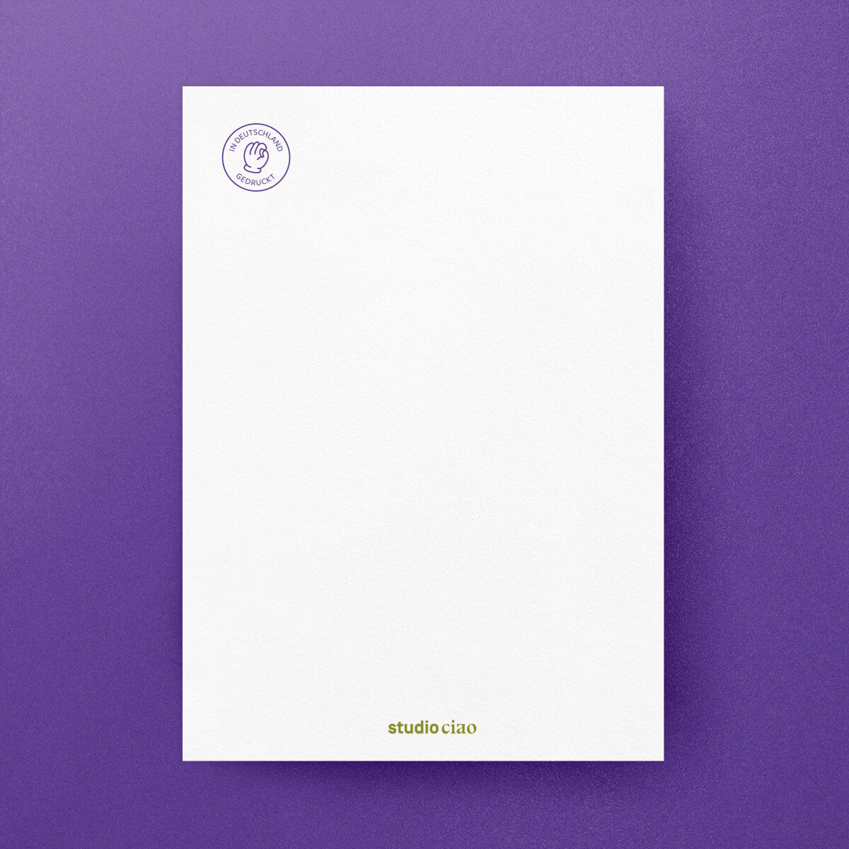 «I‘m beginning to look a lot like Christmas» Postkarte, Din A6 – Viel Spass Studio