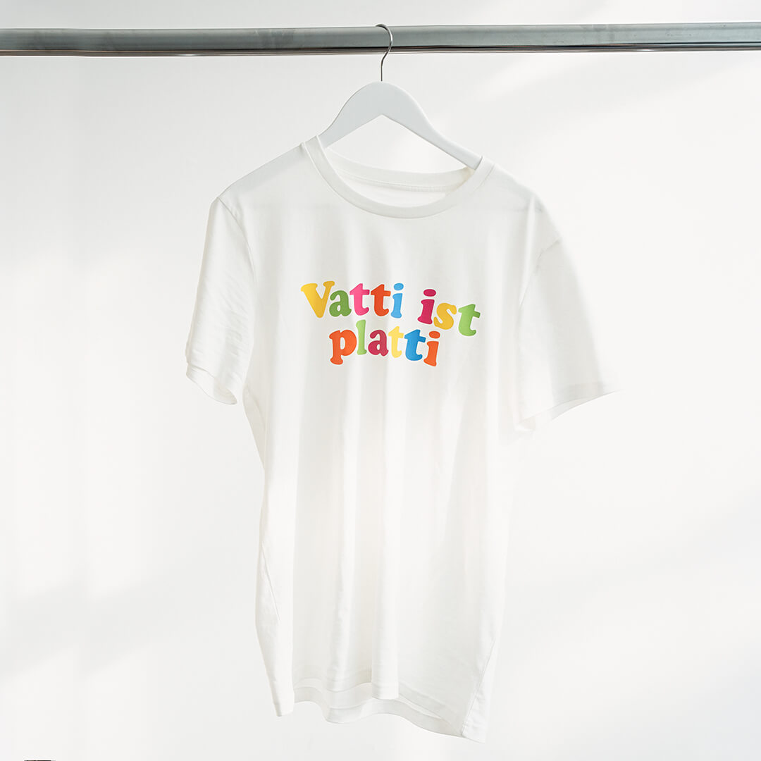 "Vatti ist platti" Shirt, Off-White – Viel Spass Studio