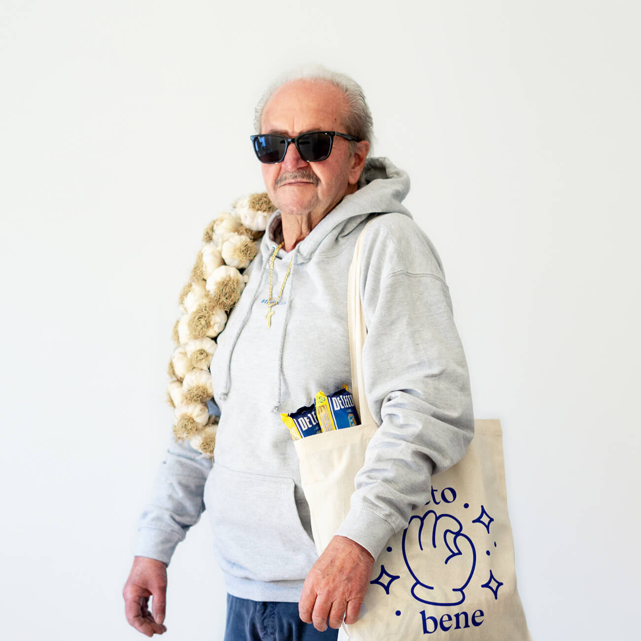 Nonno mit tutto bene Jutebeutel unter seinem Arm.