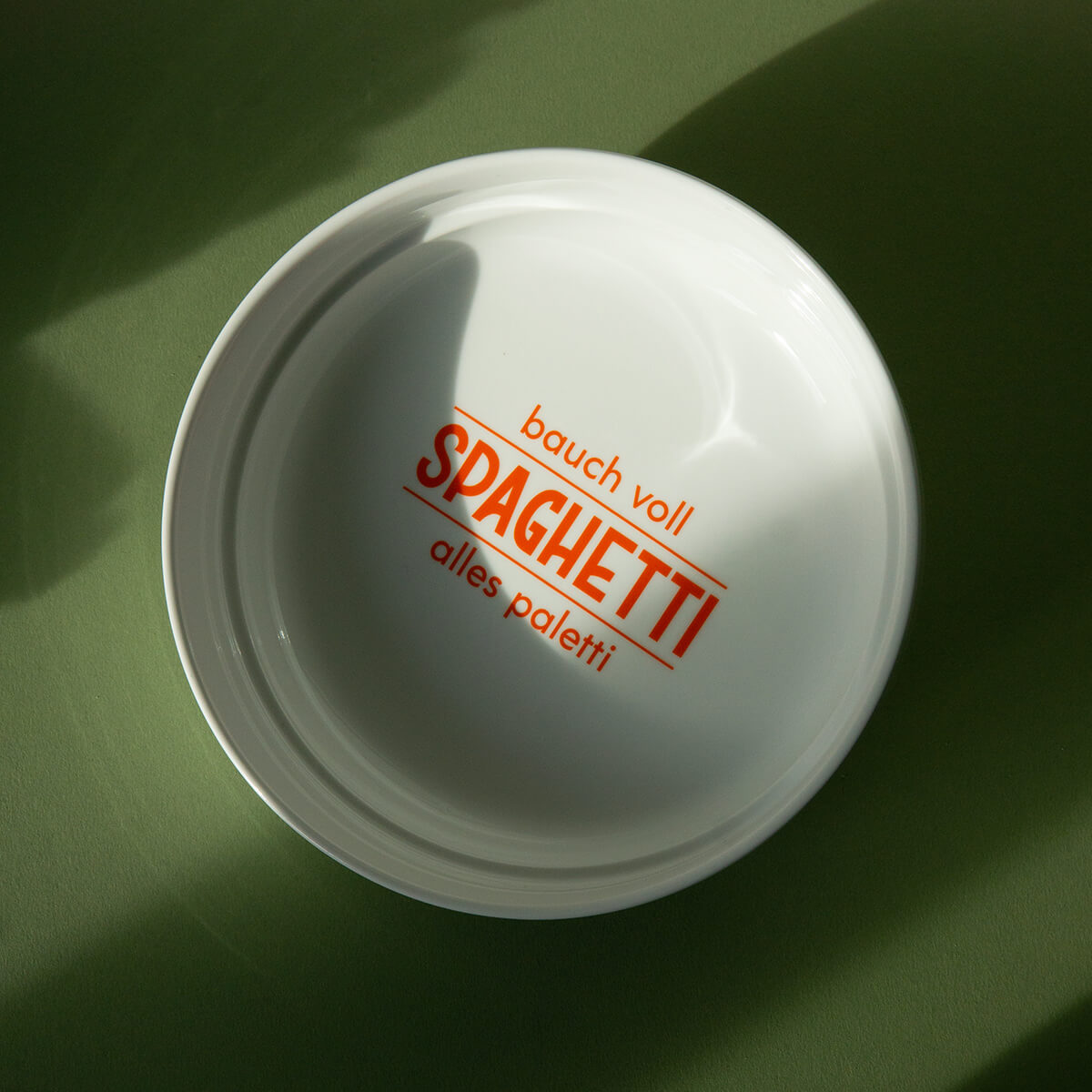 studio ciao Spaghetti Teller auf Olivgrünem Hintergrund