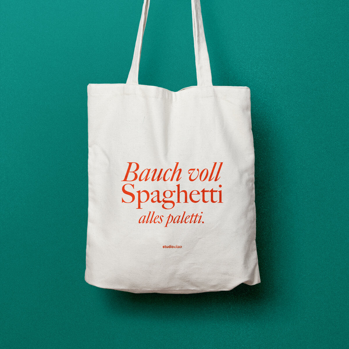 Mit Siebdruck veredelter Jutebeutel von studio ciao. Bedruckt mit "Bauch voll Spaghetti, alles paletti".