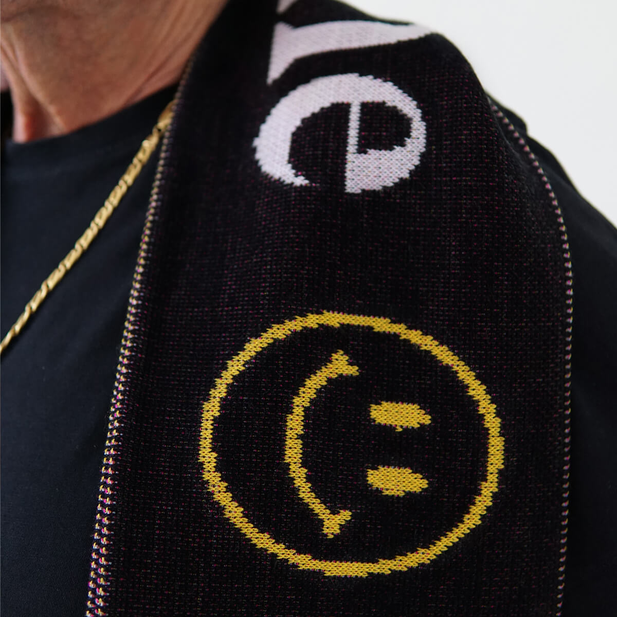 studio ciao tutto bene Schal in der Detailansicht, oberer Bereich des Schals, Smiley-Motiv
